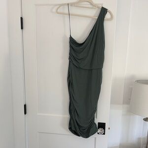 Express One-Shoulder Dress in Green. Size Large